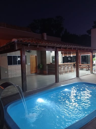 Piscina iluminada ao entardecer